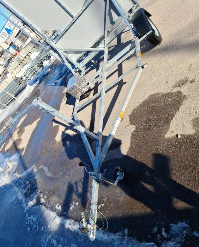 Towable traffic lane barrier Towable traffic lane barrier