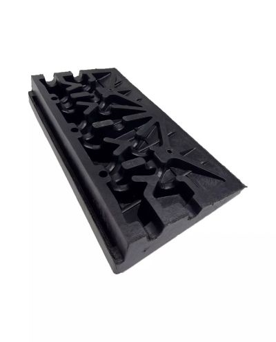 Curbstone ramp with reflectors, center piece 60*30*10cm
